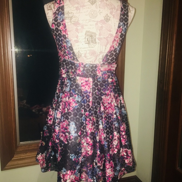 SOLD IN BUNDLE BETSEY JOHNSON FLORAL DRESS - Picture 5 of 7